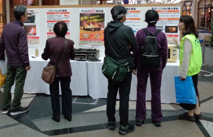 昨年度の展示風景（高松丸亀町壱番街前ドーム広場）