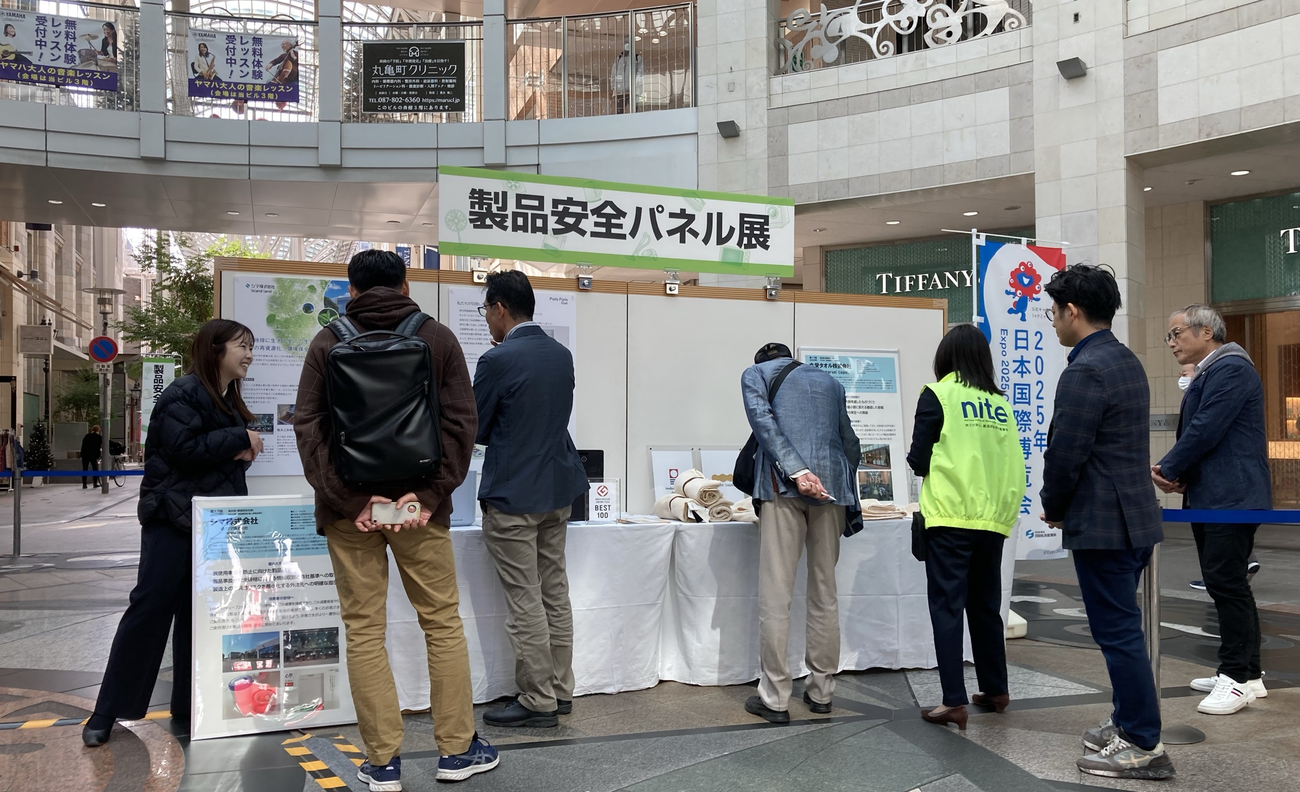 昨年度の展示風景（高松丸亀町壱番街前ドーム広場）