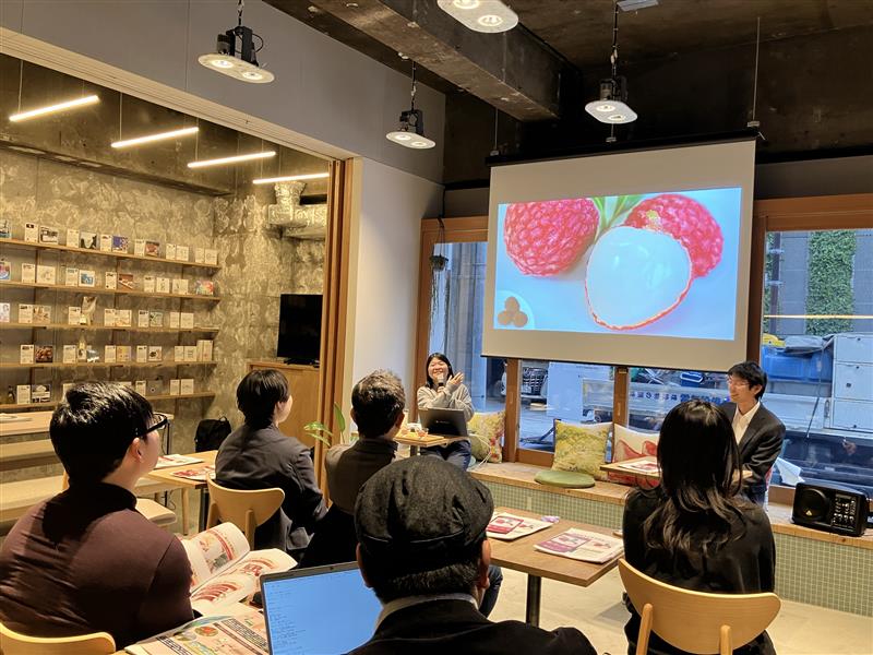 プレゼンテーションと試食の様子の写真