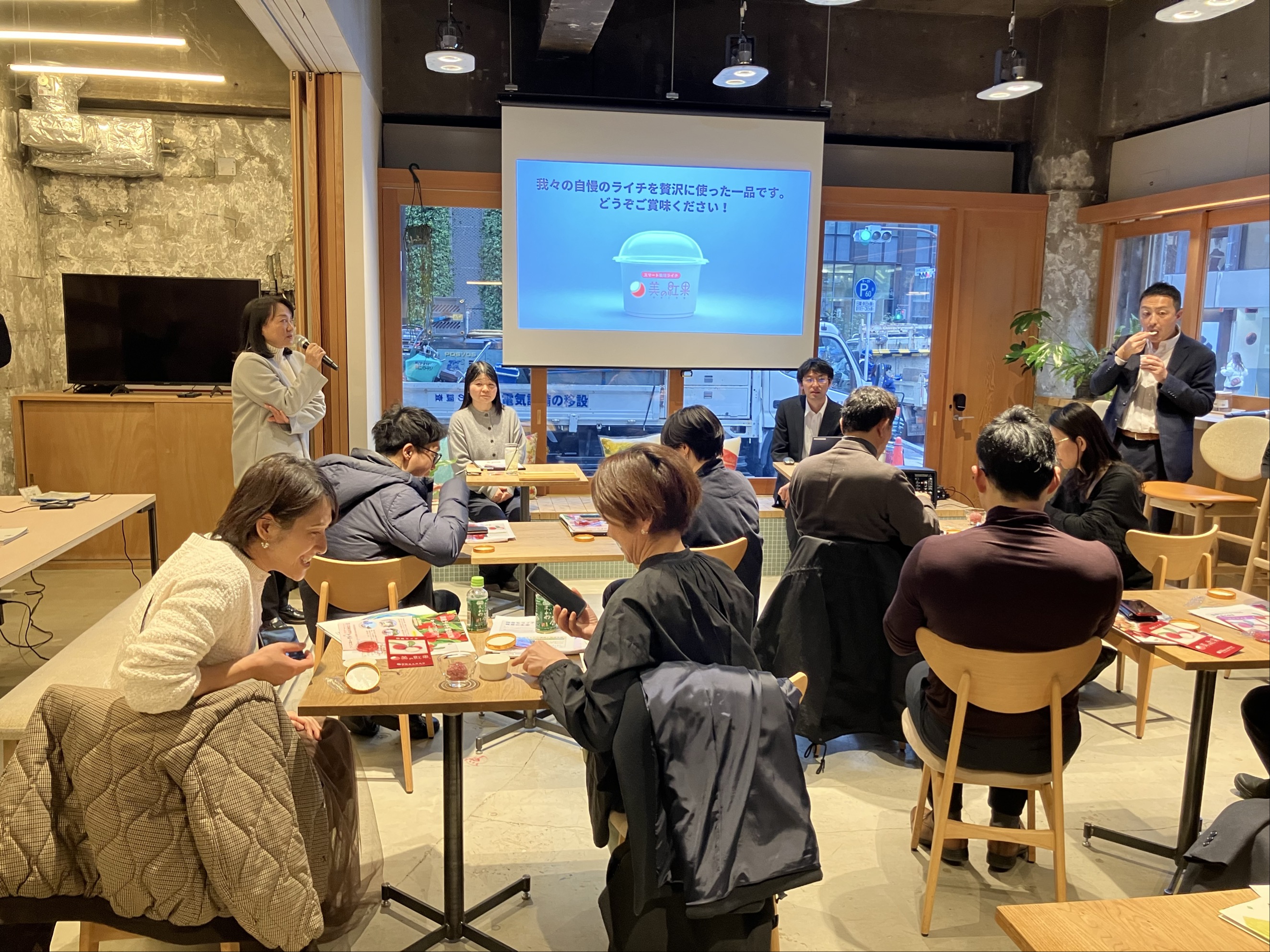 プレゼンテーションと試食の様子の写真