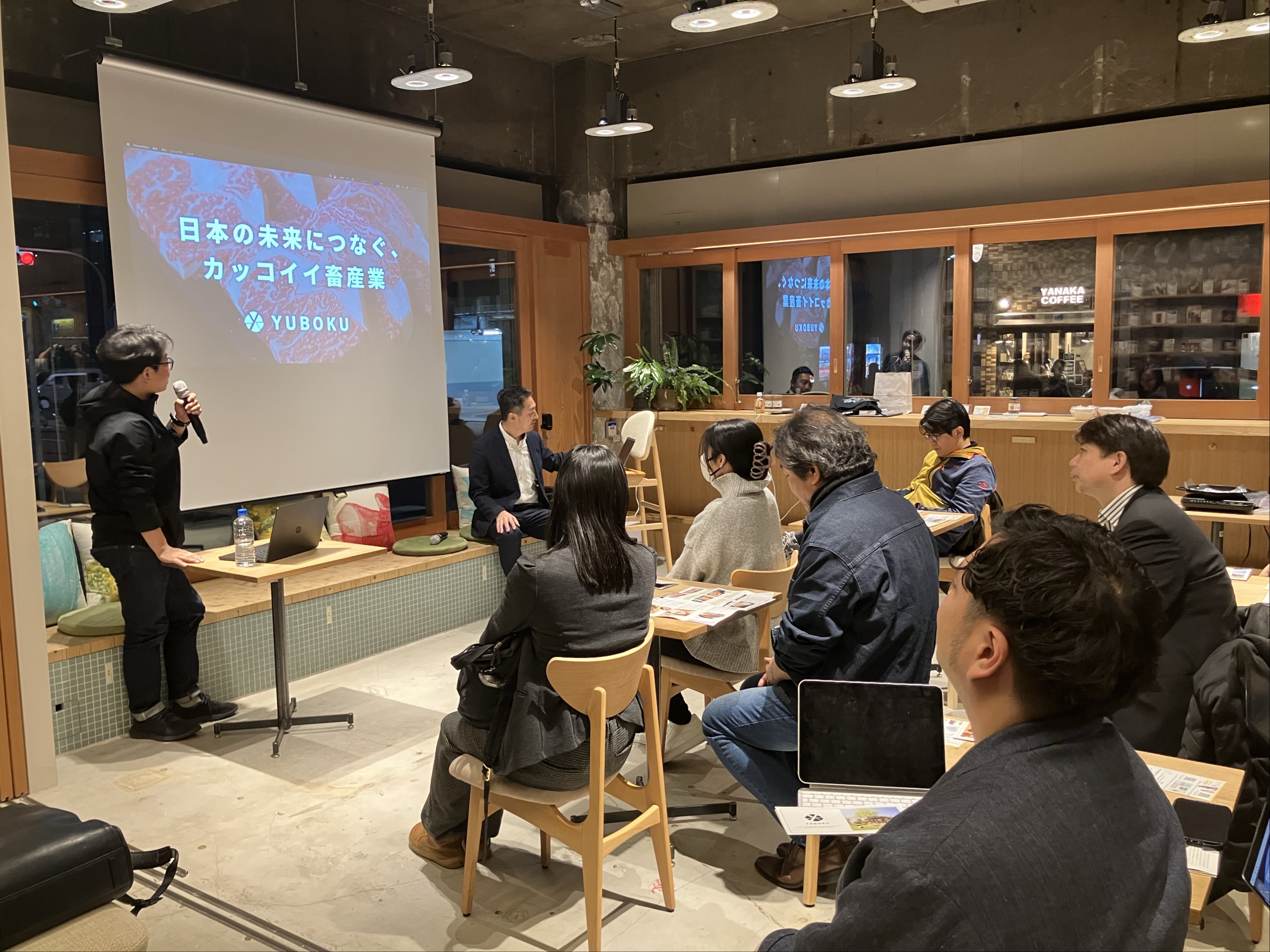 試食とディスカッションの様子の写真