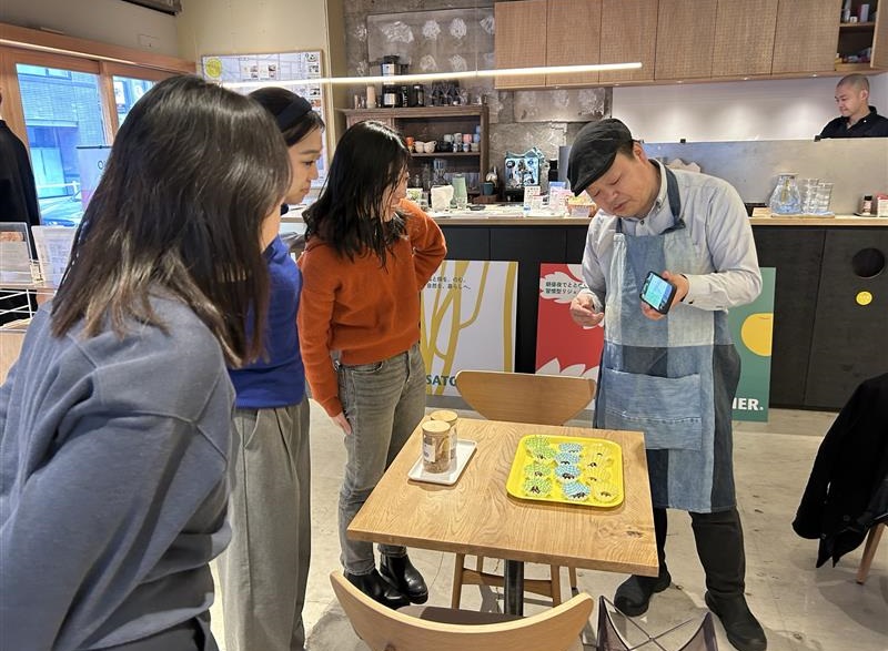 試食ヒアリングの様子の写真