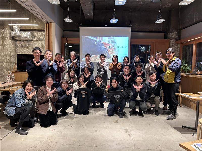 試食とディスカッションの様子の写真