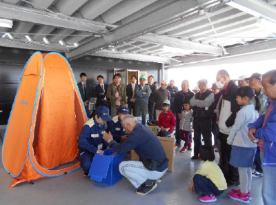 本社屋上での地域住民参加による防災訓練