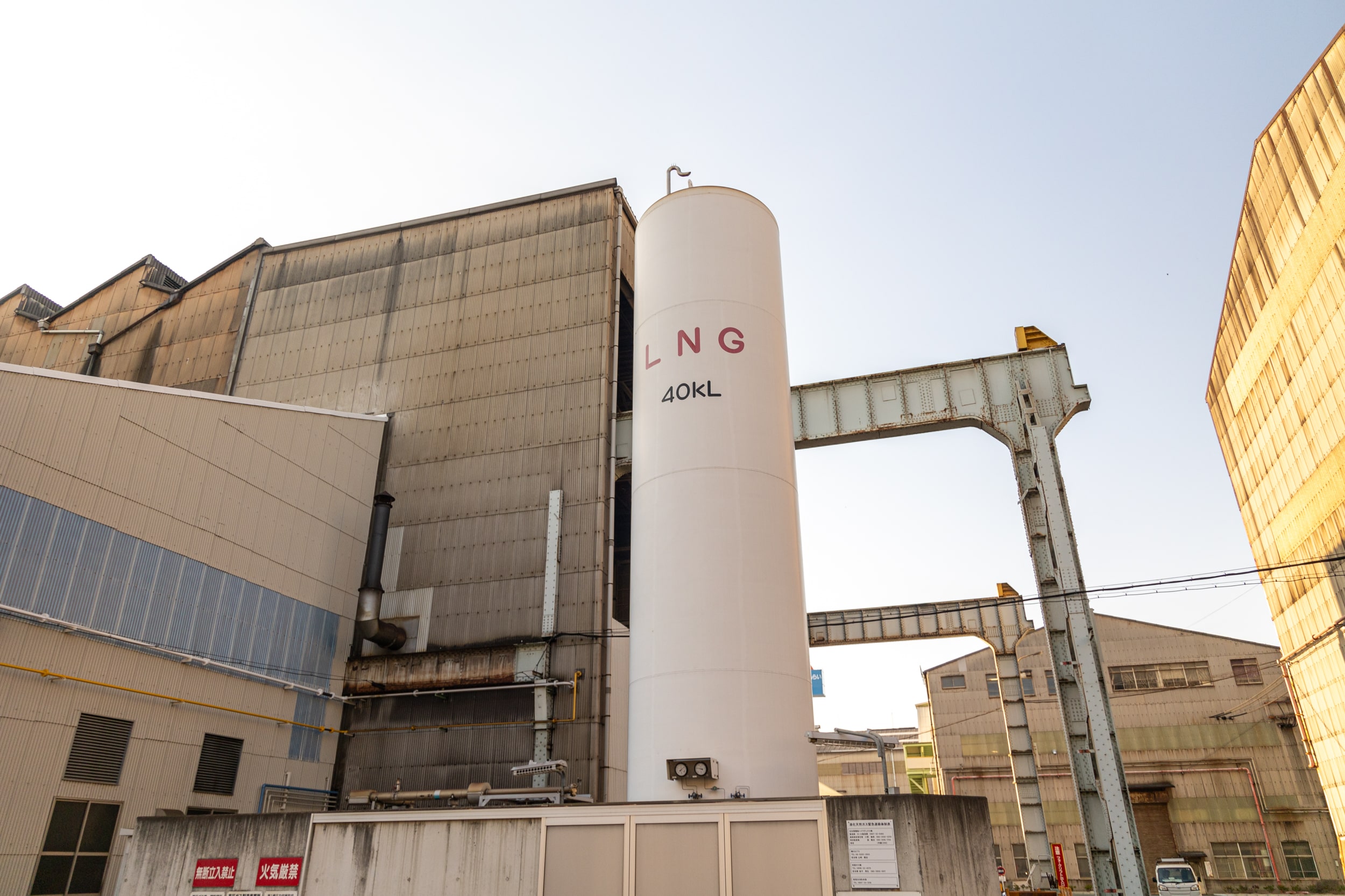 多くのエネルギーを使用する事業体のため、エネルギー使用量とCO2排出量の削減はかねてからの重要課題でした。省エネ活動を始めるにあたり個人ではなくチームで課題に取り組むこととして検討を開始しました。まずは、自社のエネルギー使用状況を分析。エネルギー消費割合が一番大きいのは電気となっていましたが、すでに諸対策を実施していたため、次いで消費割合が大きくCO2排出量も高い重油に着目し、「重油を使用する熱処理炉の改善」に取り組むこととしました。