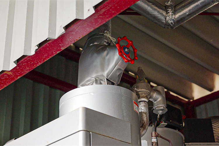 ボイラーの配管に熱損失を防ぐ保温カバーを設置