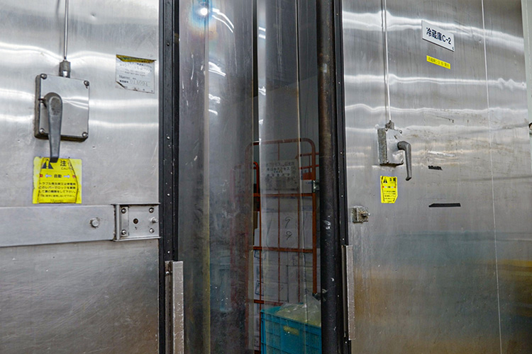 冷蔵設備の扉に開閉時の冷気の放出を防ぐためにビニールカーテンを設置