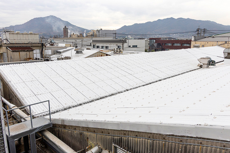 外壁に断熱材入りの鋼板を施工