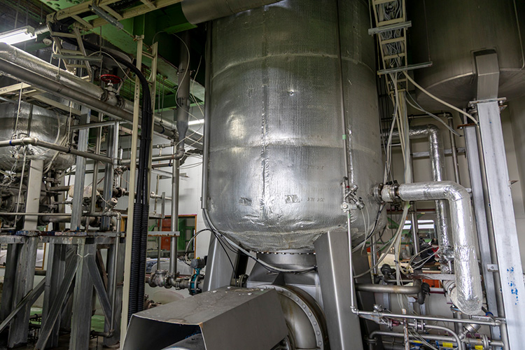 保温カバーを設置した染色釜