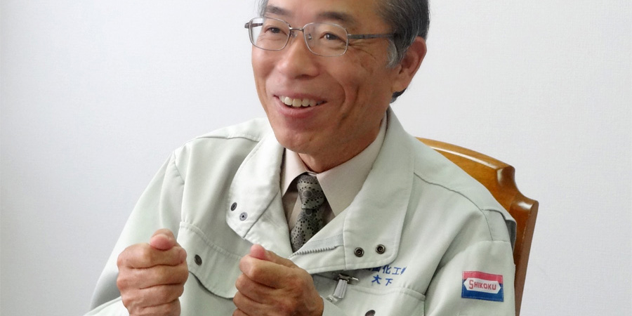 大下勝二さん></a>
<strong>-入社後はやはり設計開発をメインにお仕事をされてきたのですか。</strong>
<strong>大下さん</strong>
-非常に風通しのよい会社で、自らのアイディアで商品開発したり、お客様の要望を受けて商品開発をしたりするのですが、私はベースにある技術のグレードアップに取り組んできました。例えば、乳酸菌飲料を1時間あたり12,000本しか充填できなかったものを、18,000本、24,000本、36,000本、45,000本と、1秒間に10本以上の充填を可能にする研究開発をしてきました。その装置の開発により、飲料業界をはじめその後のカップ麺自動充填シール機の開発によってインスタントラーメン業界などの市場の拡大にも貢献できたと自負しています。
<a href=