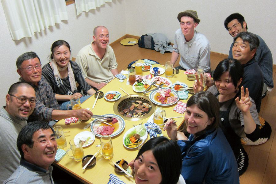海外のアーティストを迎えて地域住民との交流会