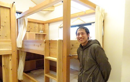 若葉屋に置かれた大きいベッドと若宮さん