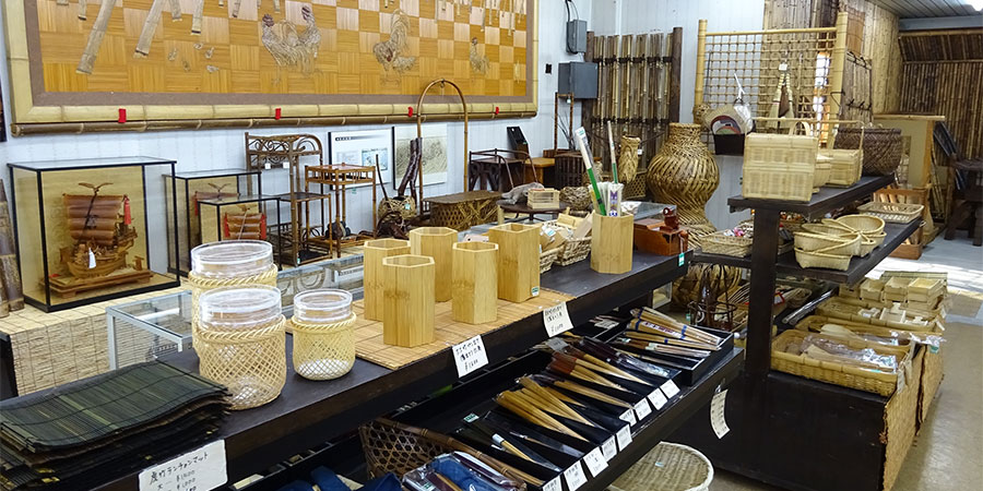 竹でできた商品が並ぶ