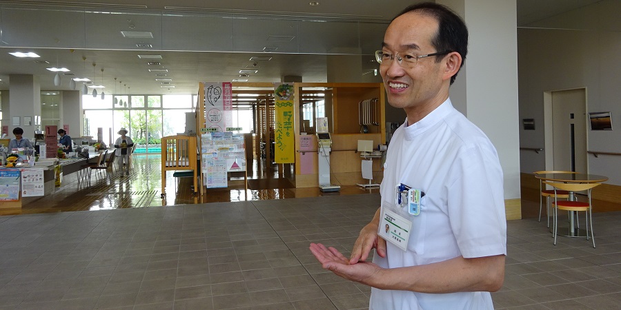 患者さんの自宅で診療中の大原さん