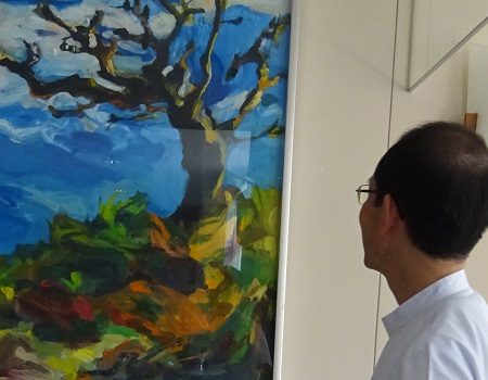 院内に飾られた絵画