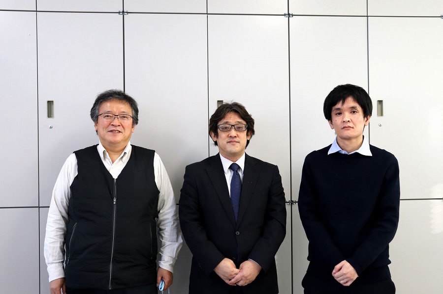 左から三﨑教授、金澤教授、岩本講師