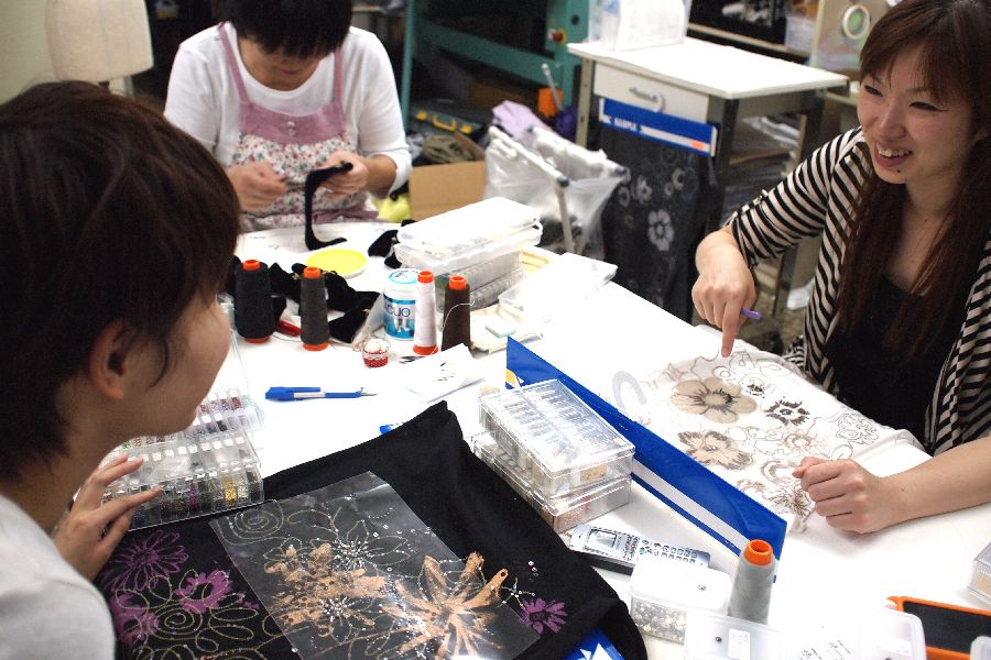 刺繍を施す職人の作業の様子